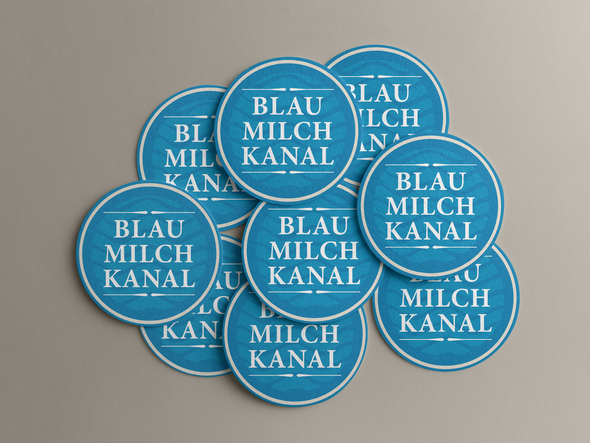 Logogestaltung für die Berliner Bar »Blaumilchkanal«, gestaltet von Ossig Design.